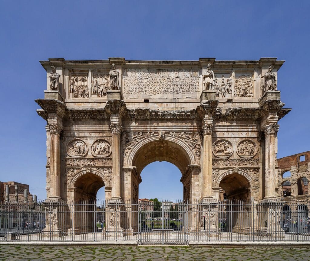 L'arc de Constantin, entre le Colisée et le Palatin, Rome
