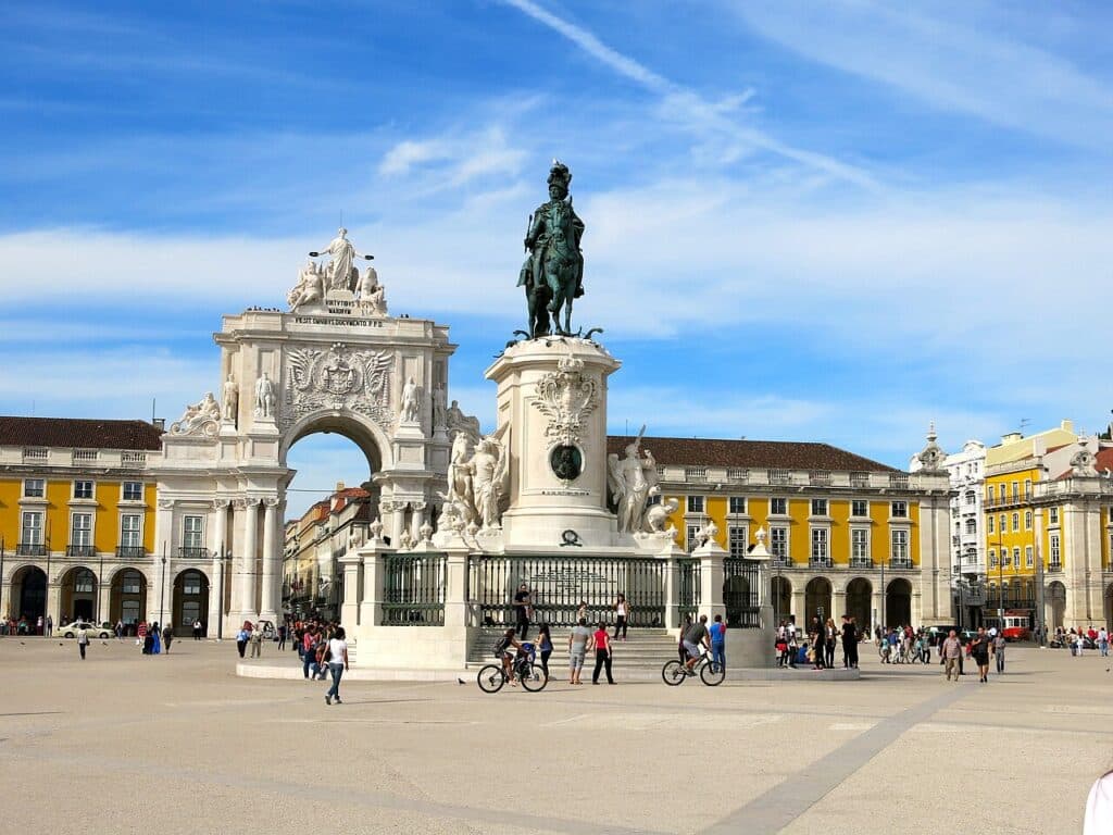 La Praça do Comércio ouverte sur le Tage, Lisbonne