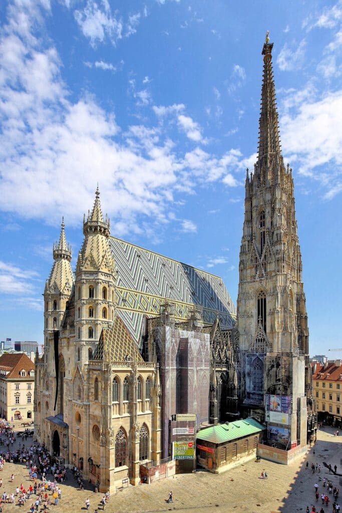 La cathédrale Saint-Étienne et son toit de tuiles vernissées, Vienne