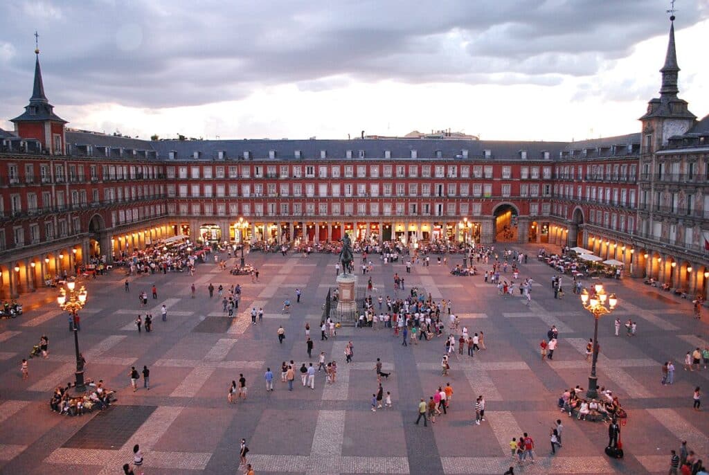 La Plaza Mayor et ses façades à arcades, Madrid