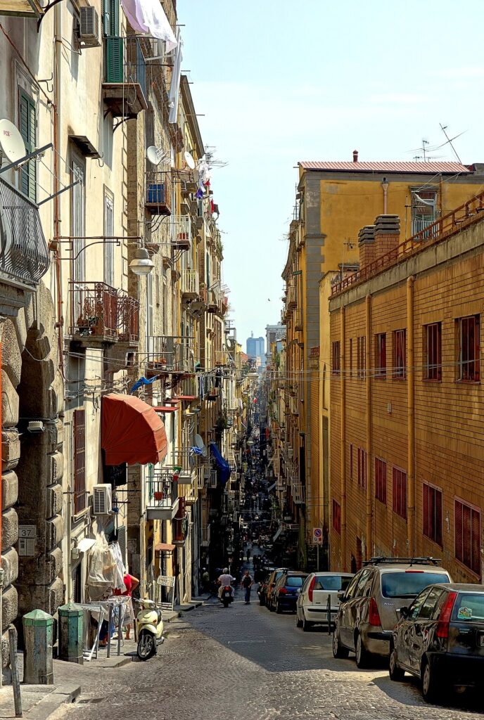 La rue Spaccanapoli traversant le centre historique de Naples