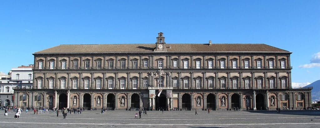 La façade du Palais royal de Naples sur la piazza del Plebiscito