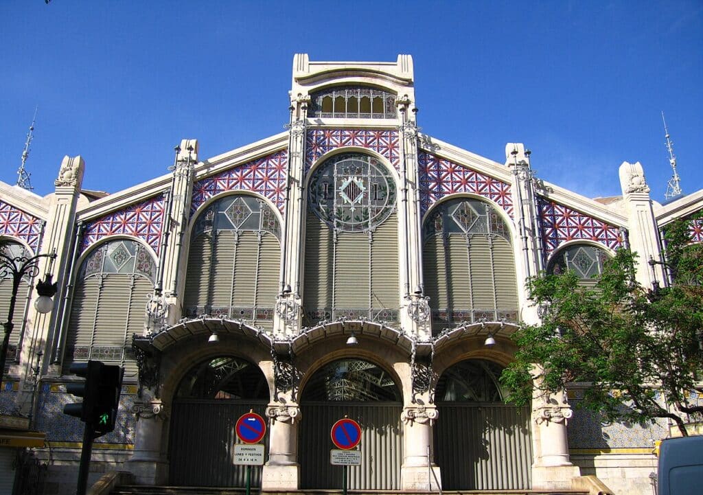 La façade moderniste du Marché central de Valence