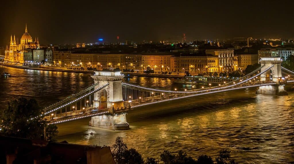 Le pont des Chaînes illuminé la nuit, Budapest
