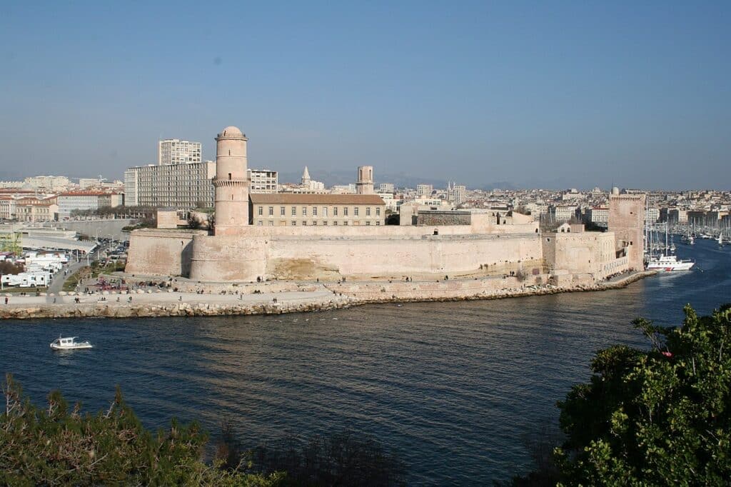 Le fort Saint-Jean à l'entrée du Vieux-Port de Marseille
