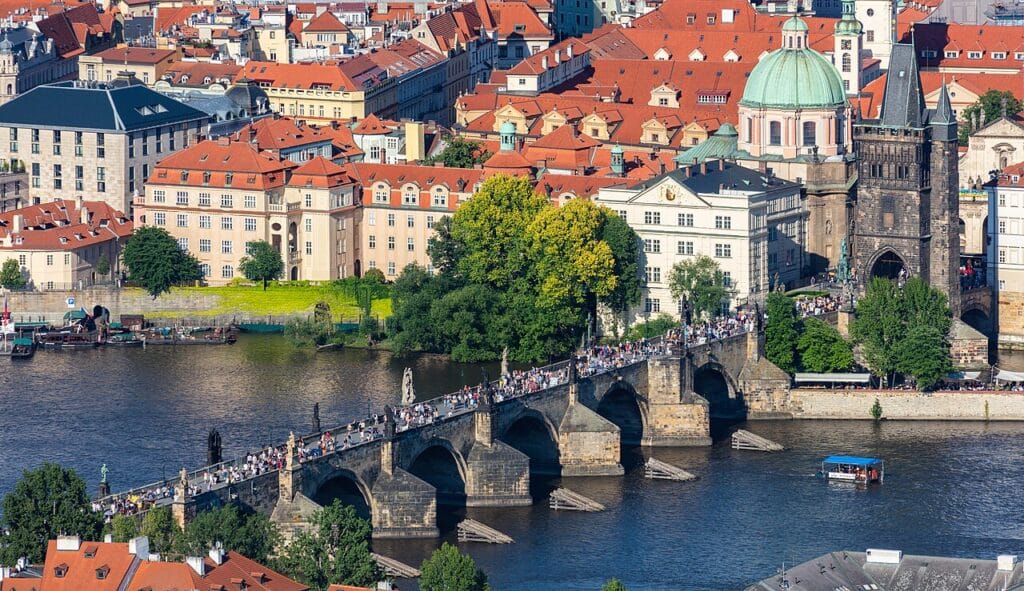 Le pont Charles et ses statues baroques sur la Vltava, Prague