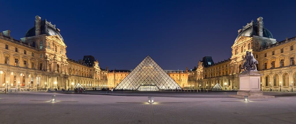 La pyramide du Louvre dans la cour Napoléon, Paris