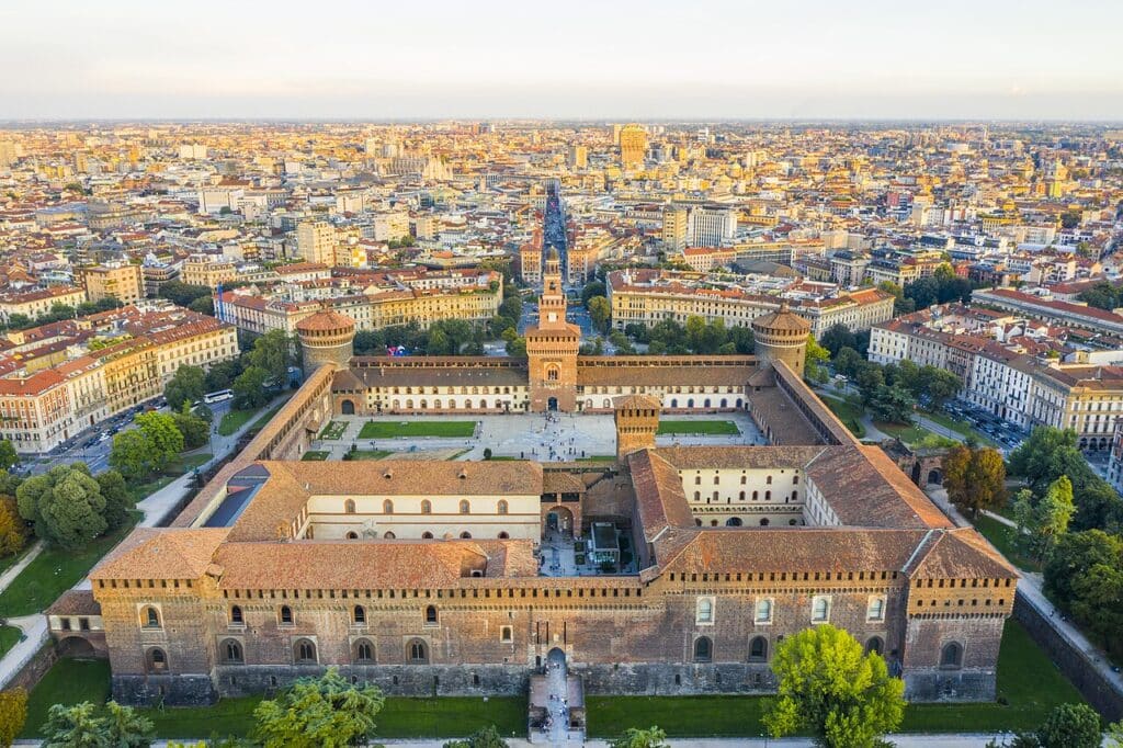 Le château des Sforza, forteresse de brique rouge de Milan
