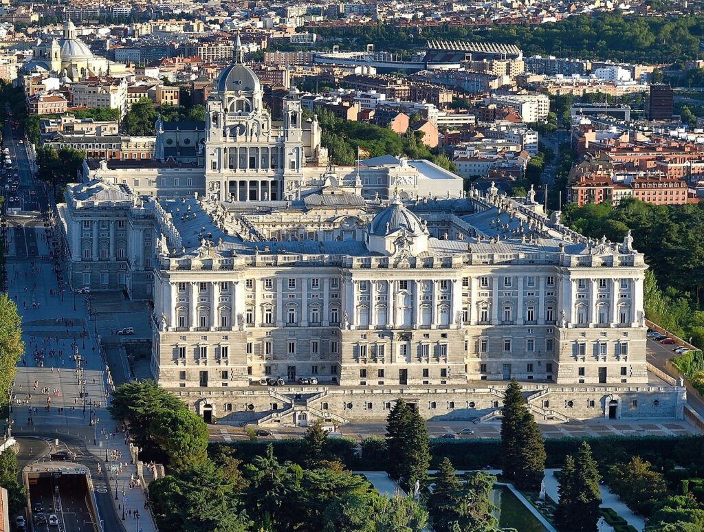 Le palais royal de Madrid vu de la place d'armes