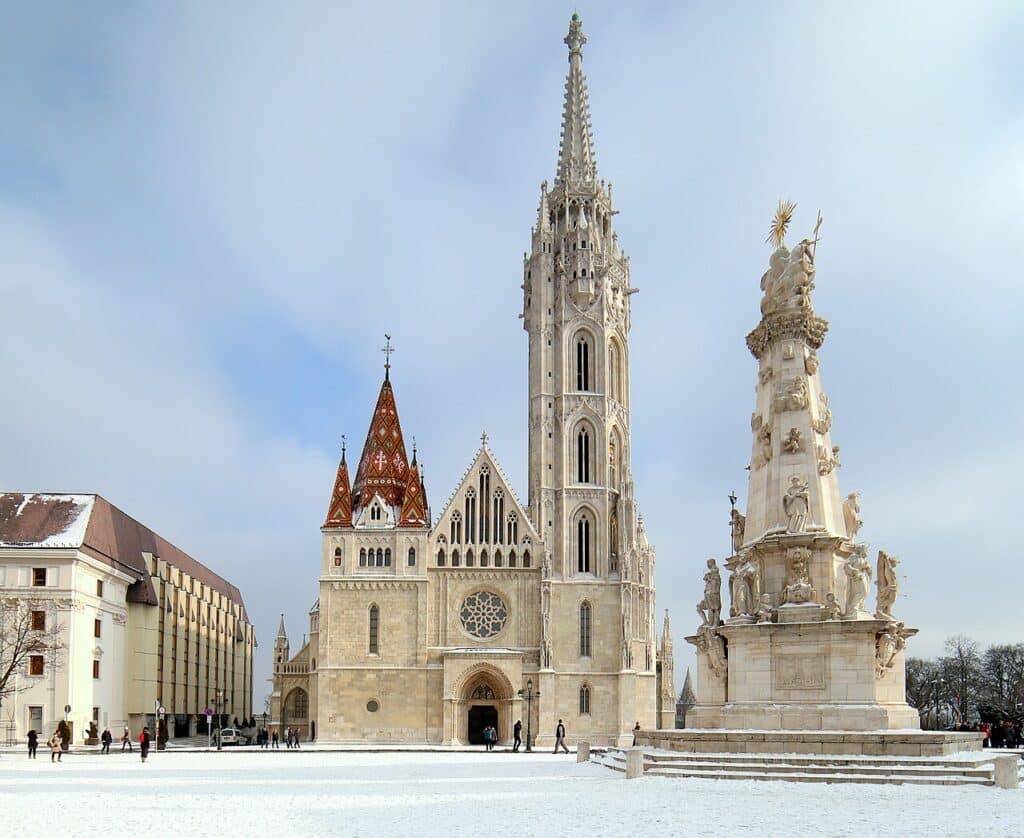 L'église Matthias et son toit de tuiles vernissées, Budapest
