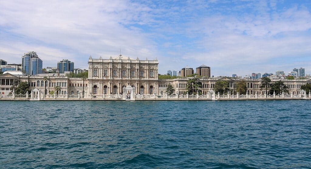 Le palais de Dolmabahçe sur la rive du Bosphore, Istanbul