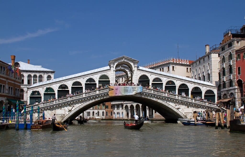 Le pont du Rialto sur le Grand Canal, Venise