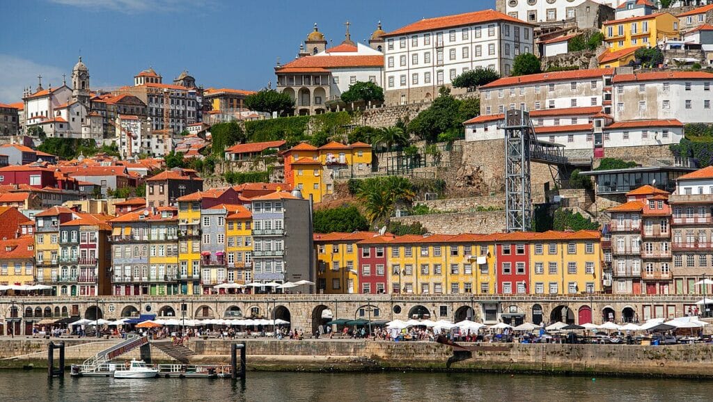 Les façades colorées de la Ribeira au bord du Douro, Porto