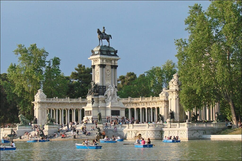 Le grand étang du parc du Retiro et la colonnade d'Alphonse XII