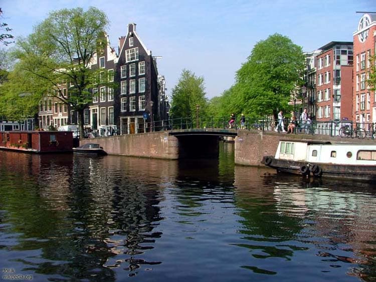 Canal bordé de maisons à pignons dans le Jordaan, Amsterdam