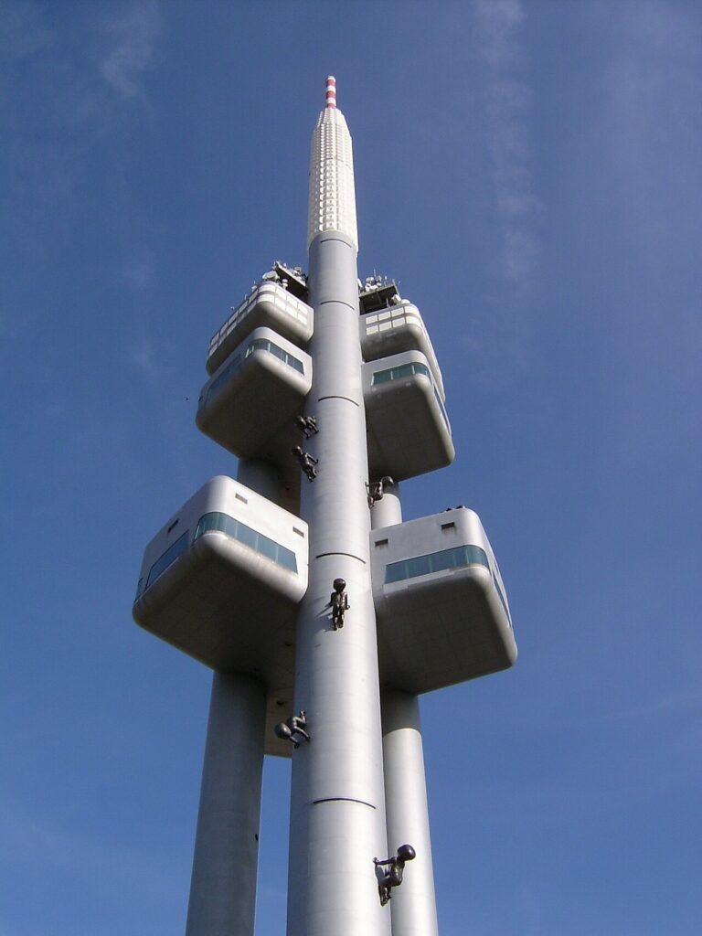 La tour de télévision de Žižkov et les bébés de David Černý, Prague