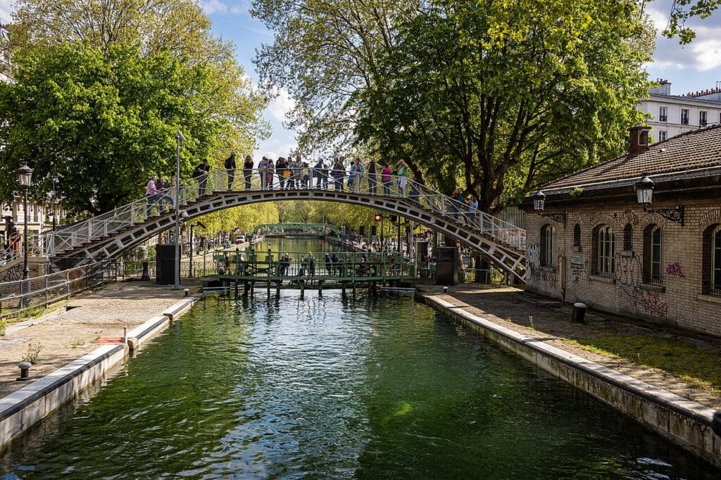 Passerelle et écluses du canal Saint-Martin, Paris