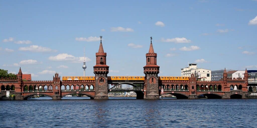 L'Oberbaumbrücke entre Kreuzberg et Friedrichshain, Berlin