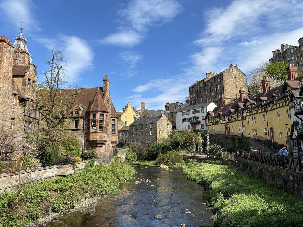 Les façades de Dean Village le long de la Water of Leith
