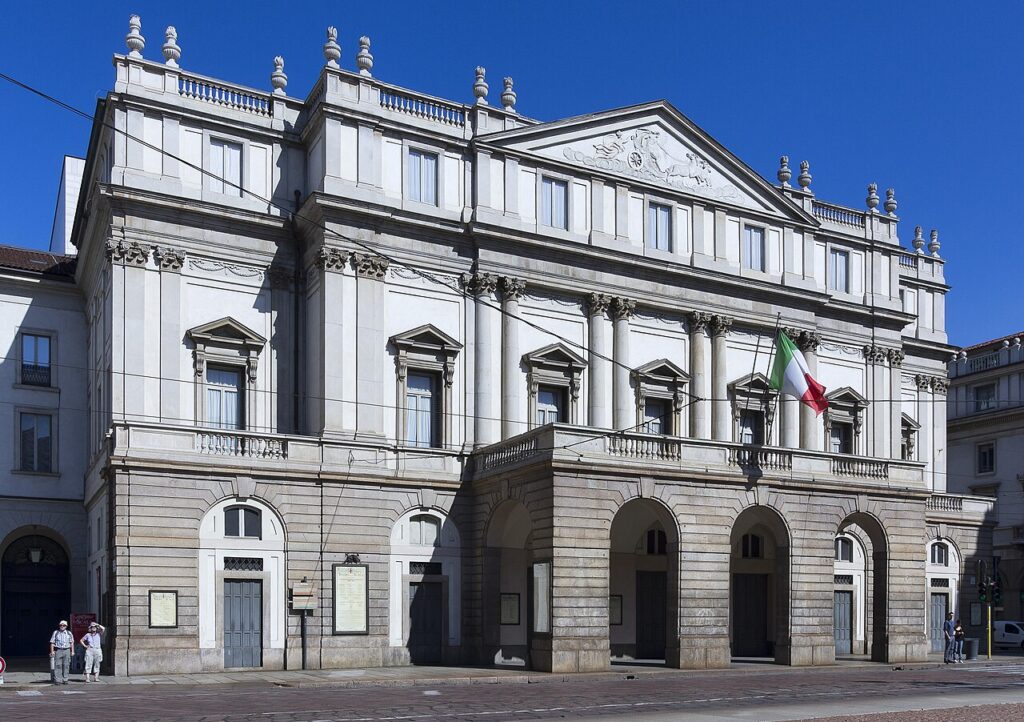 La façade du théâtre de la Scala à Milan