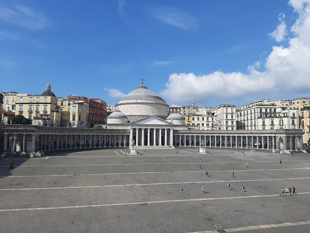 La piazza del Plebiscito et la basilique San Francesco di Paola, Naples