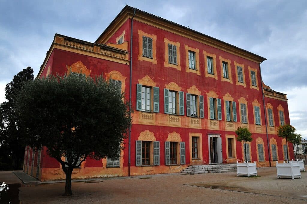 La villa génoise rouge du musée Matisse, à Cimiez