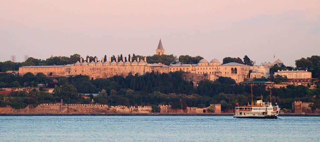 Le palais de Topkapı au-dessus de la pointe du Sérail, Istanbul