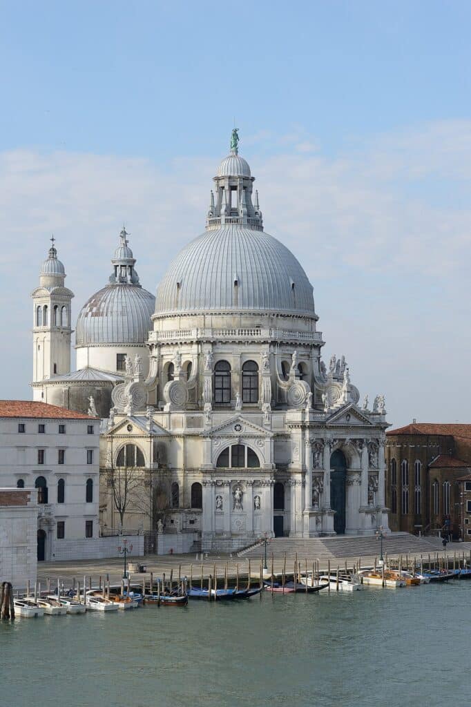 La basilique Santa Maria della Salute à l'entrée du Grand Canal