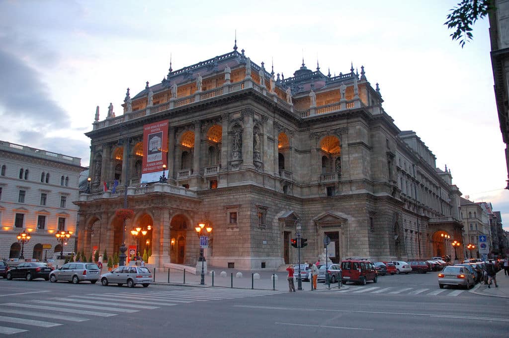 La façade de l'Opéra d'État hongrois, avenue Andrássy, Budapest