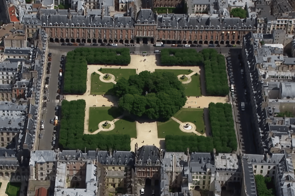 La place des Vosges et ses façades de brique, le Marais, Paris