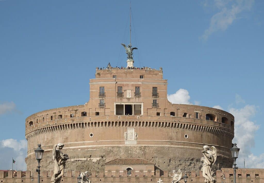 Le château Saint-Ange au bord du Tibre, Rome