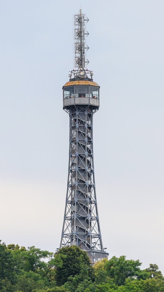 La tour panoramique de Petřín au-dessus de Prague