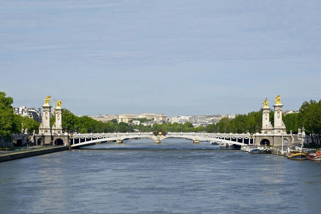 Le pont Alexandre-III et ses lampadaires dorés, Paris