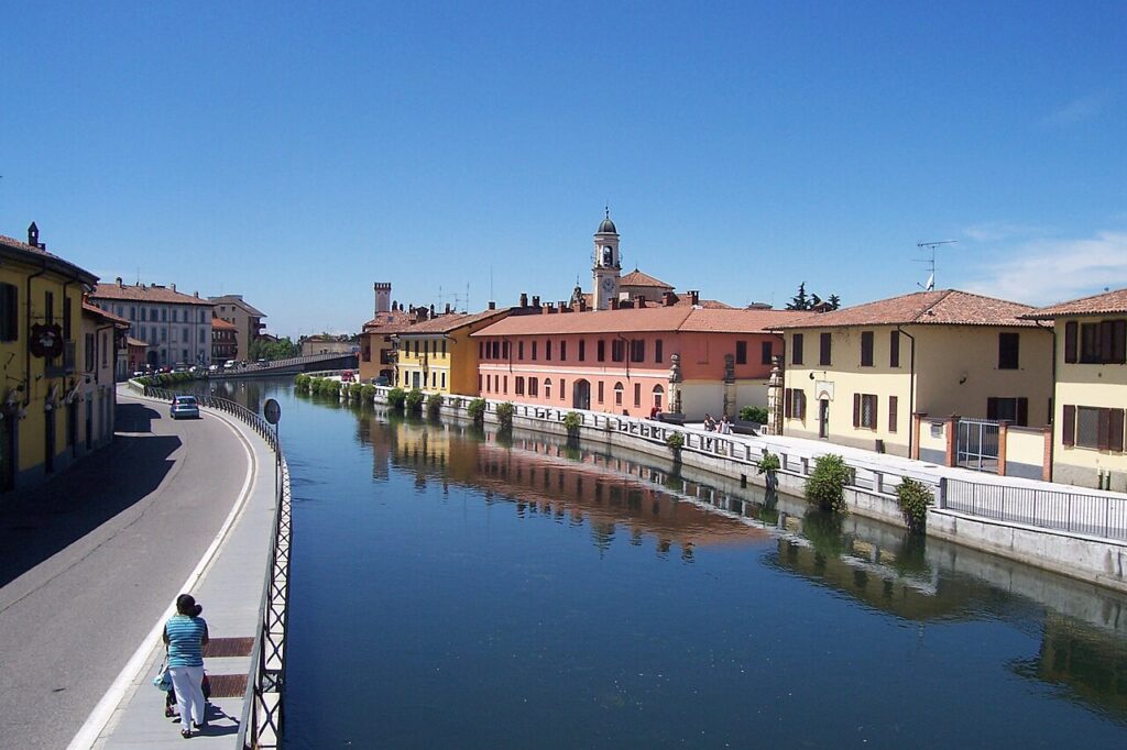 Le Naviglio Grande, canal emblématique des Navigli milanais