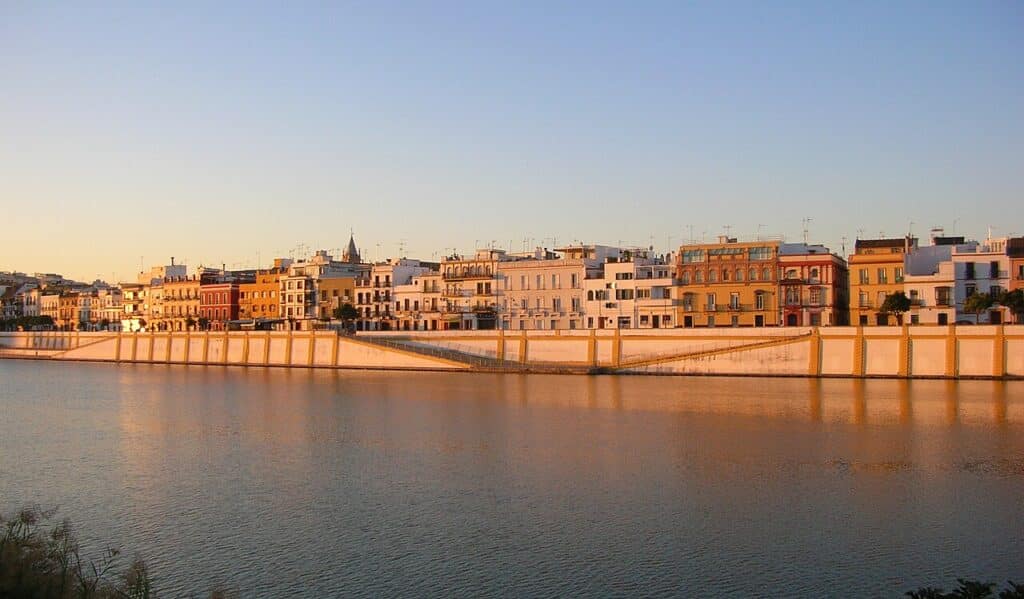 Le quartier de Triana et la calle Betis au bord du Guadalquivir