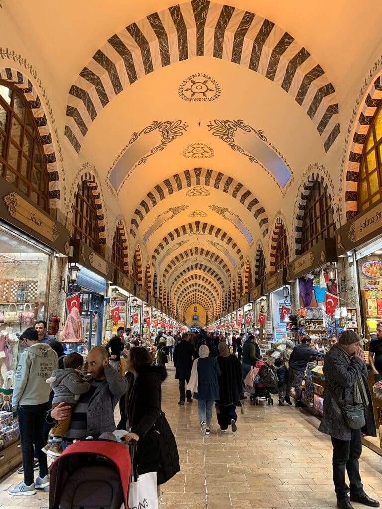 Étals colorés du bazar aux épices, Istanbul