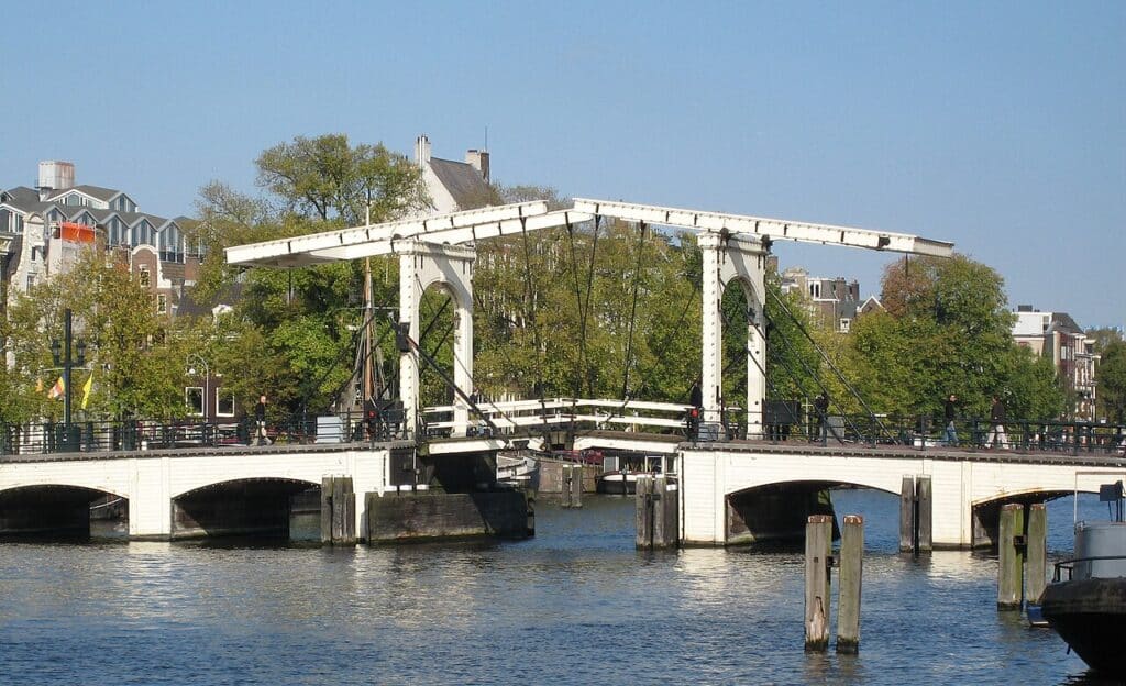 Le Magere Brug, pont-levis blanc sur l'Amstel, Amsterdam