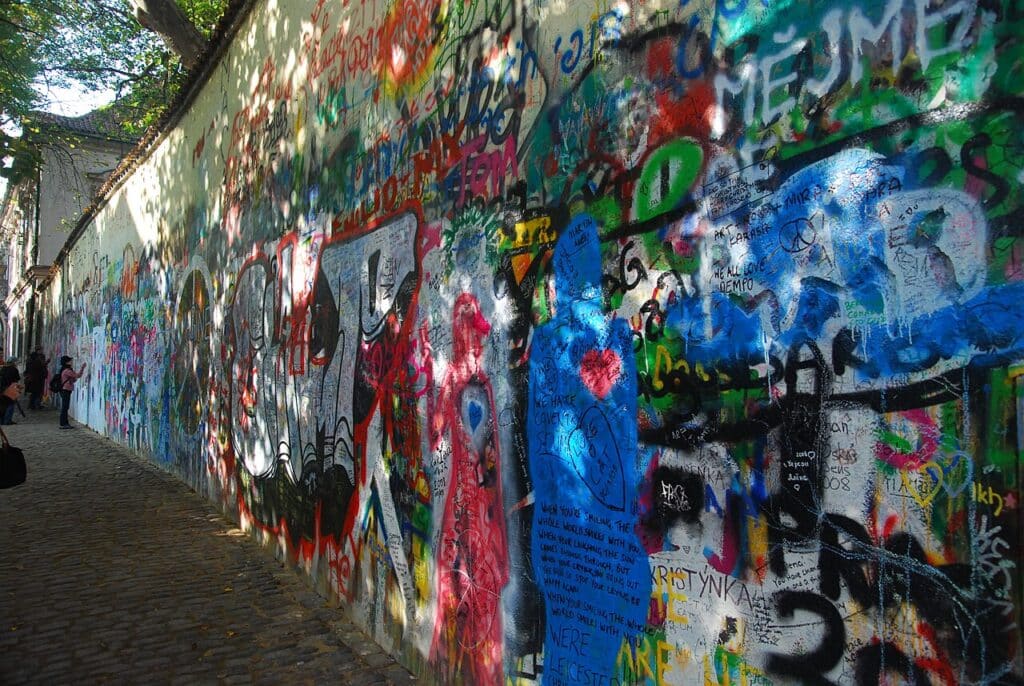 Le mur Lennon et ses graffitis pacifistes à Malá Strana, Prague