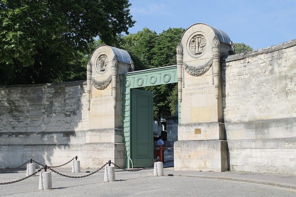 Allée arborée du cimetière du Père-Lachaise, Paris