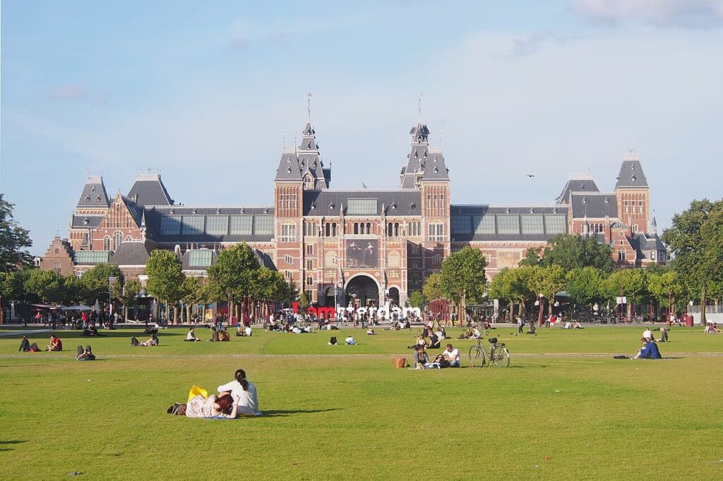Le Rijksmuseum vu du Museumplein, Amsterdam