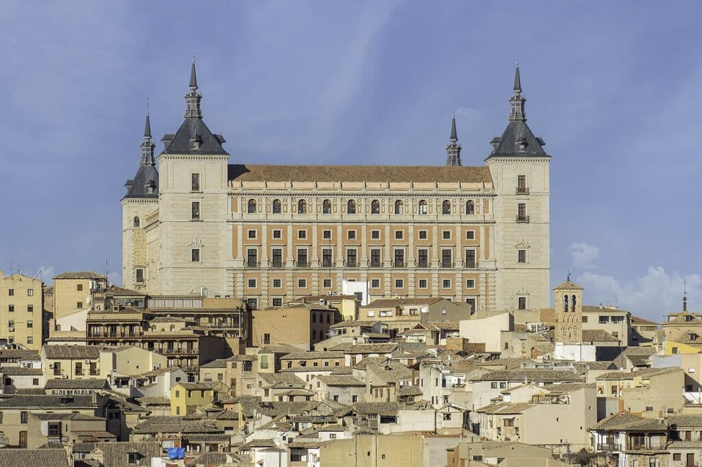 L'Alcázar de Tolède dominant la vieille ville, au-dessus du Tage