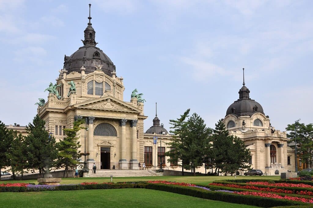 Les bassins extérieurs des thermes Széchenyi, Budapest