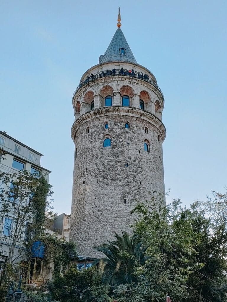 La tour de Galata dominant les toits de Beyoğlu, Istanbul