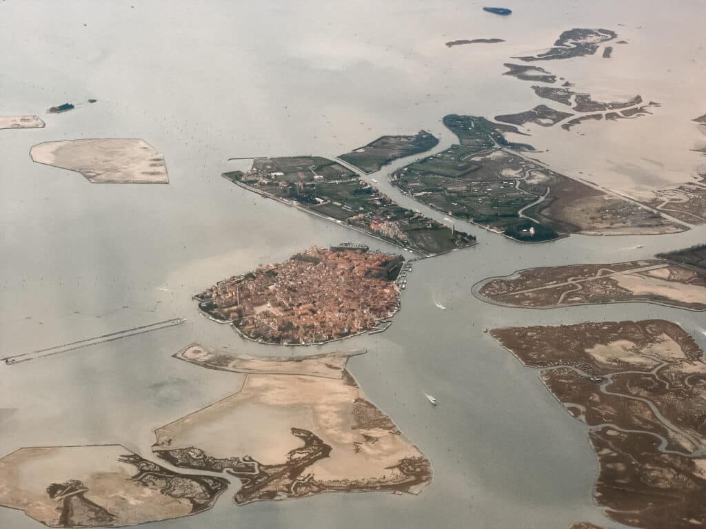 Les maisons colorées au bord du canal de Burano, lagune de Venise