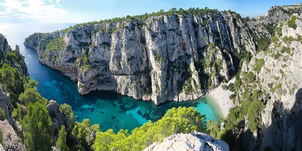 Les eaux limpides de la calanque d'En-Vau, entre Marseille et Cassis