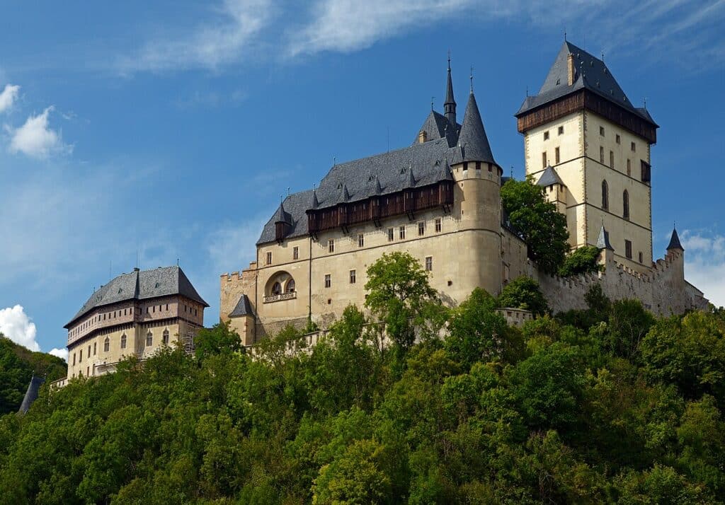Le château gothique de Karlštejn au-dessus de la forêt, près de Prague