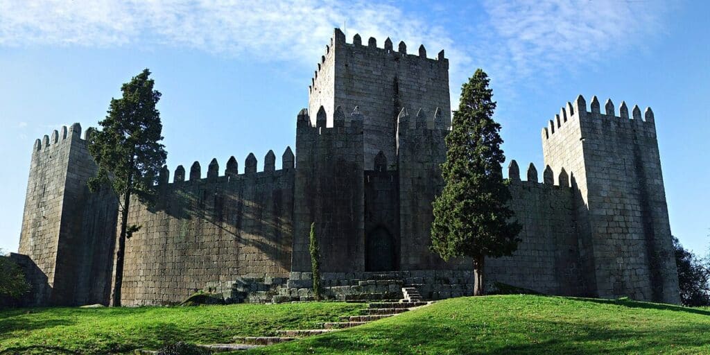 Le château médiéval de Guimarães, près de Porto