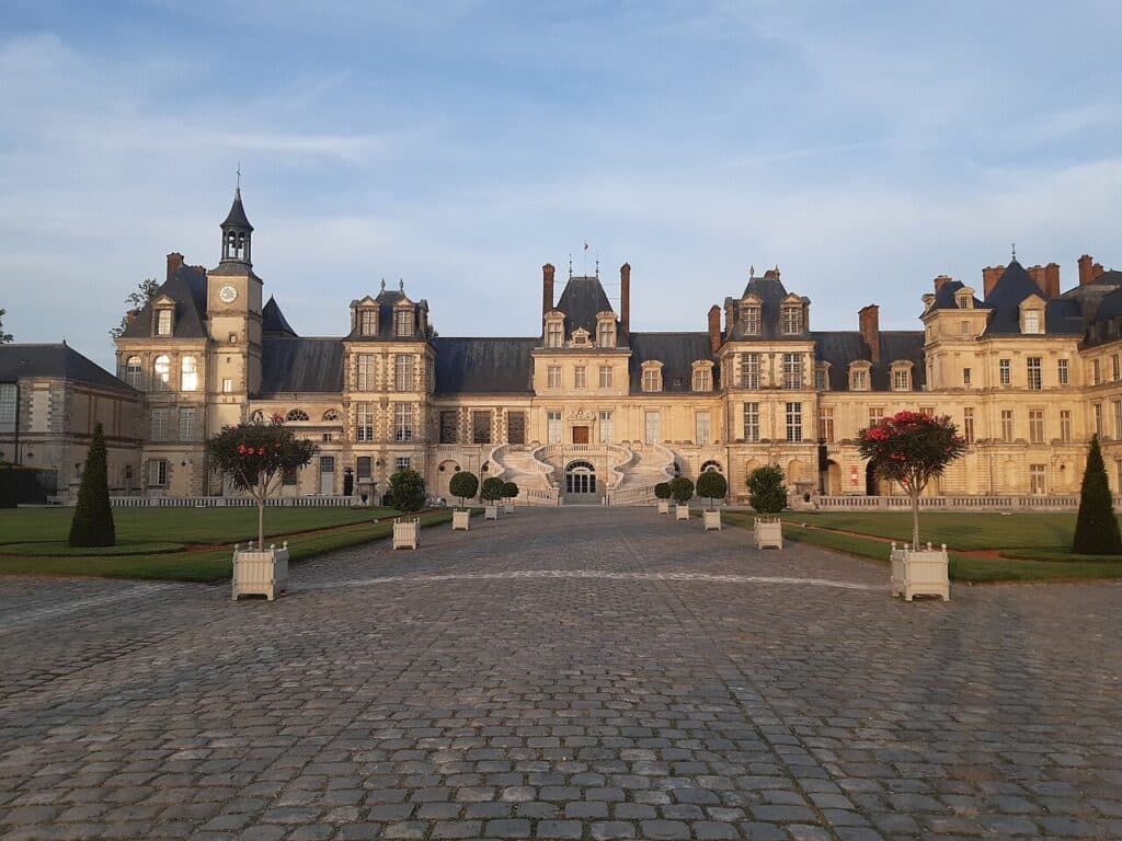 Le château de Fontainebleau et son escalier en fer à cheval