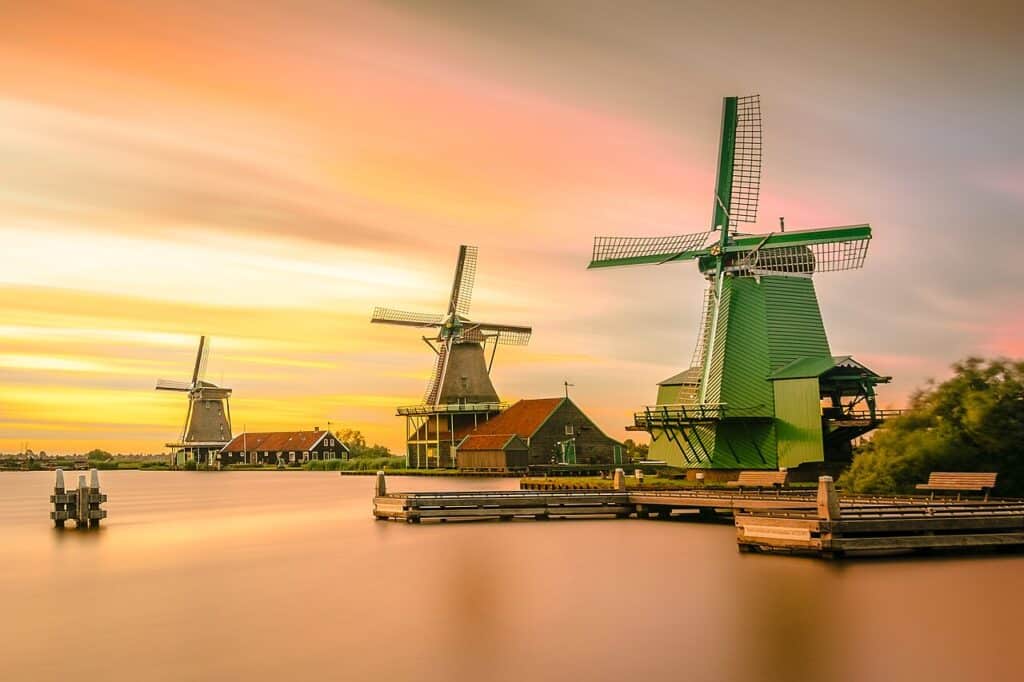 Les moulins à vent de Zaanse Schans au bord de la Zaan