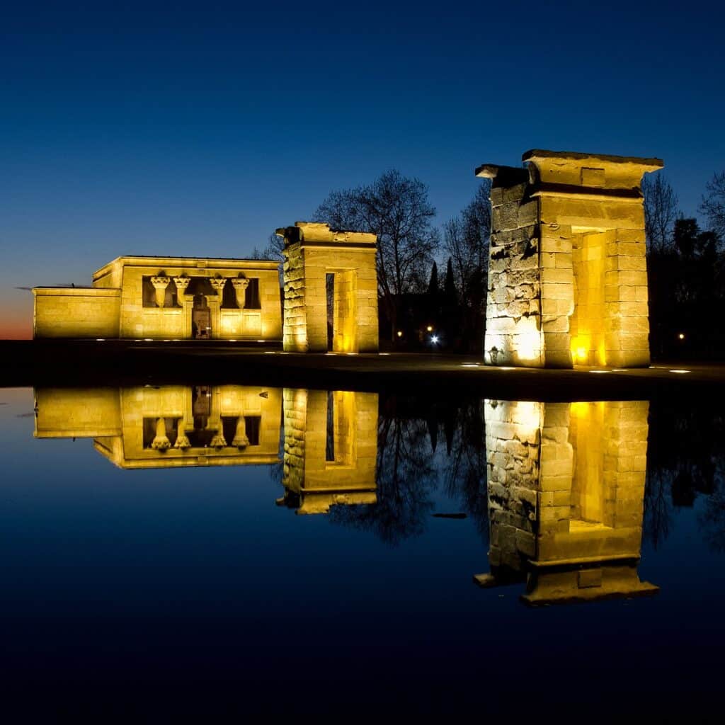 Le temple de Debod et ses bassins au coucher du soleil, Madrid